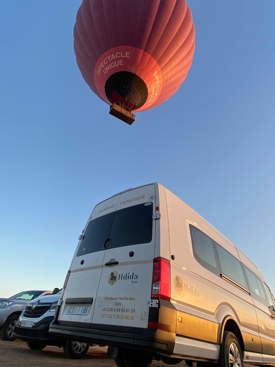 Heißluftballon über Marrakesch bei Sonnenaufgang Heißluftballon über Marrakesch bei Sonnenaufgang