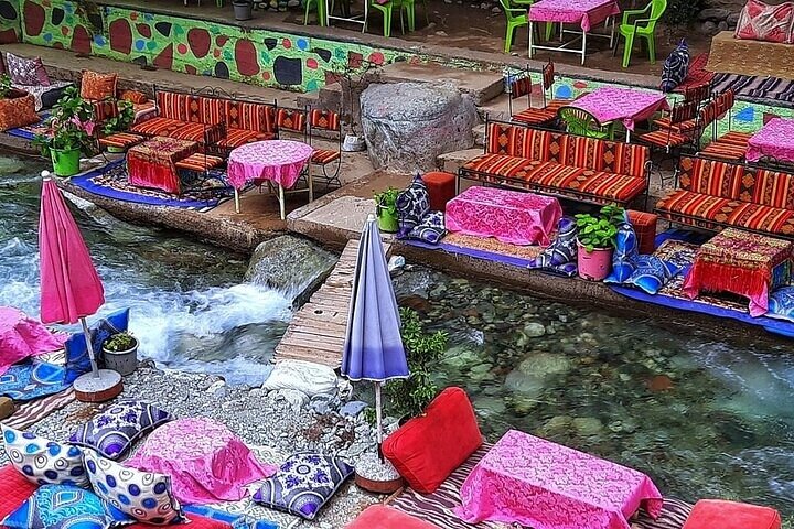 Wanderer im Hohen Atlas mit Blick auf den Toubkal Wanderer im Hohen Atlas mit Blick auf den Toubkal